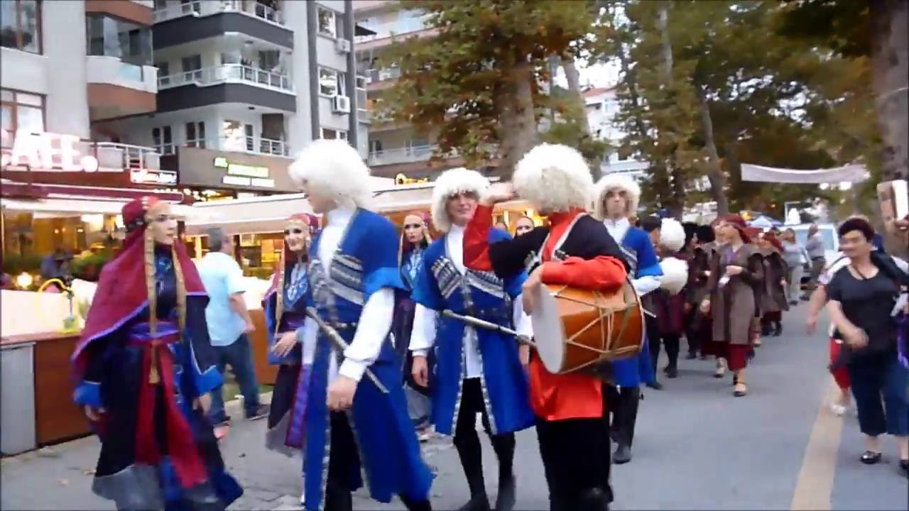 YALOVA KAFKAS HALK DANSLARI VE MÜZİK FESTİVALİ KORTEJ EŞLİĞİNDE BAŞLADI
