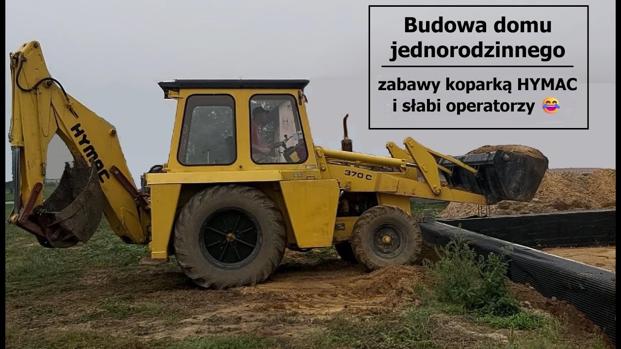 Budowa domu jednorodzinnego. Zasypywanie, zagęszczanie płyty fundamentowej, równanie terenu. HYMAC.