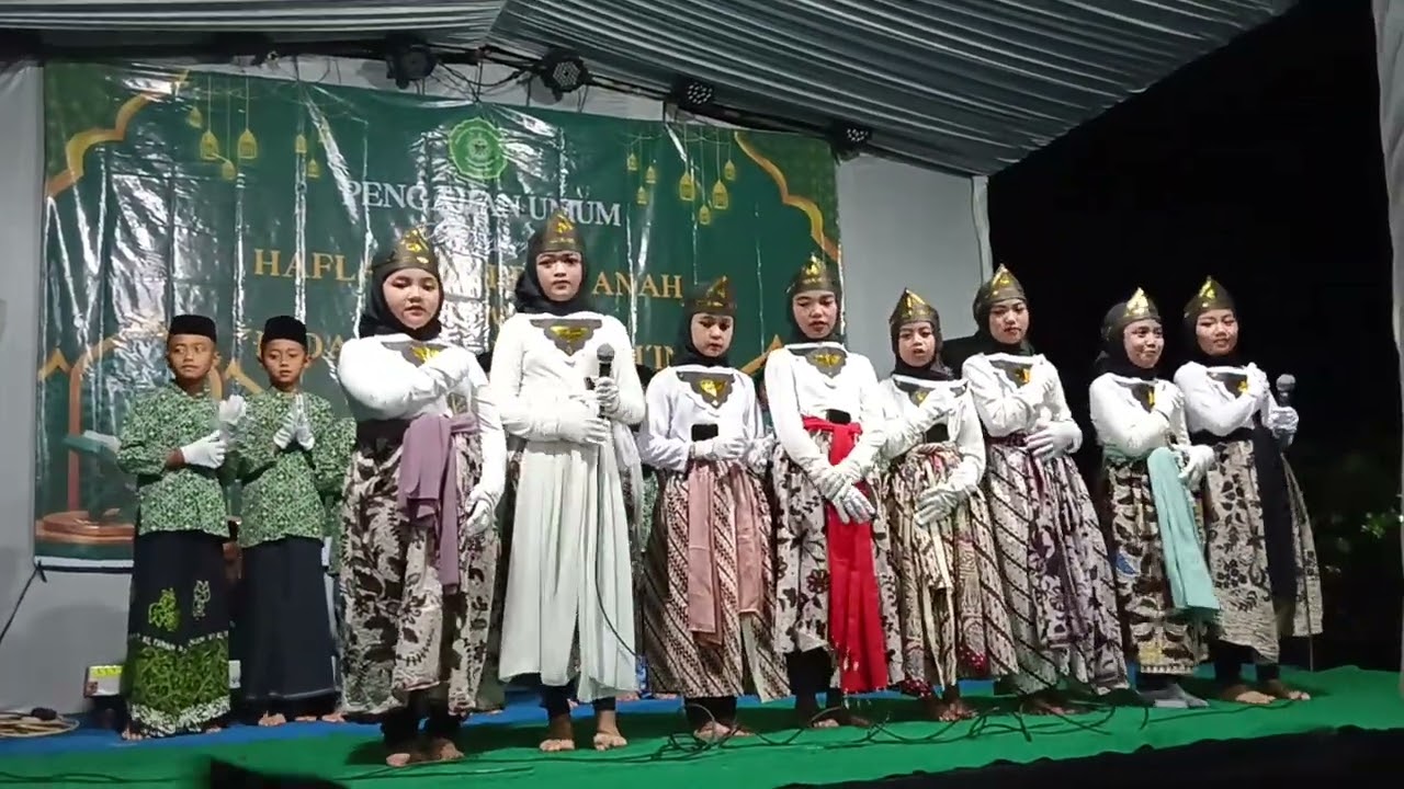 Menyanyikan lagu indonesia rayaa 