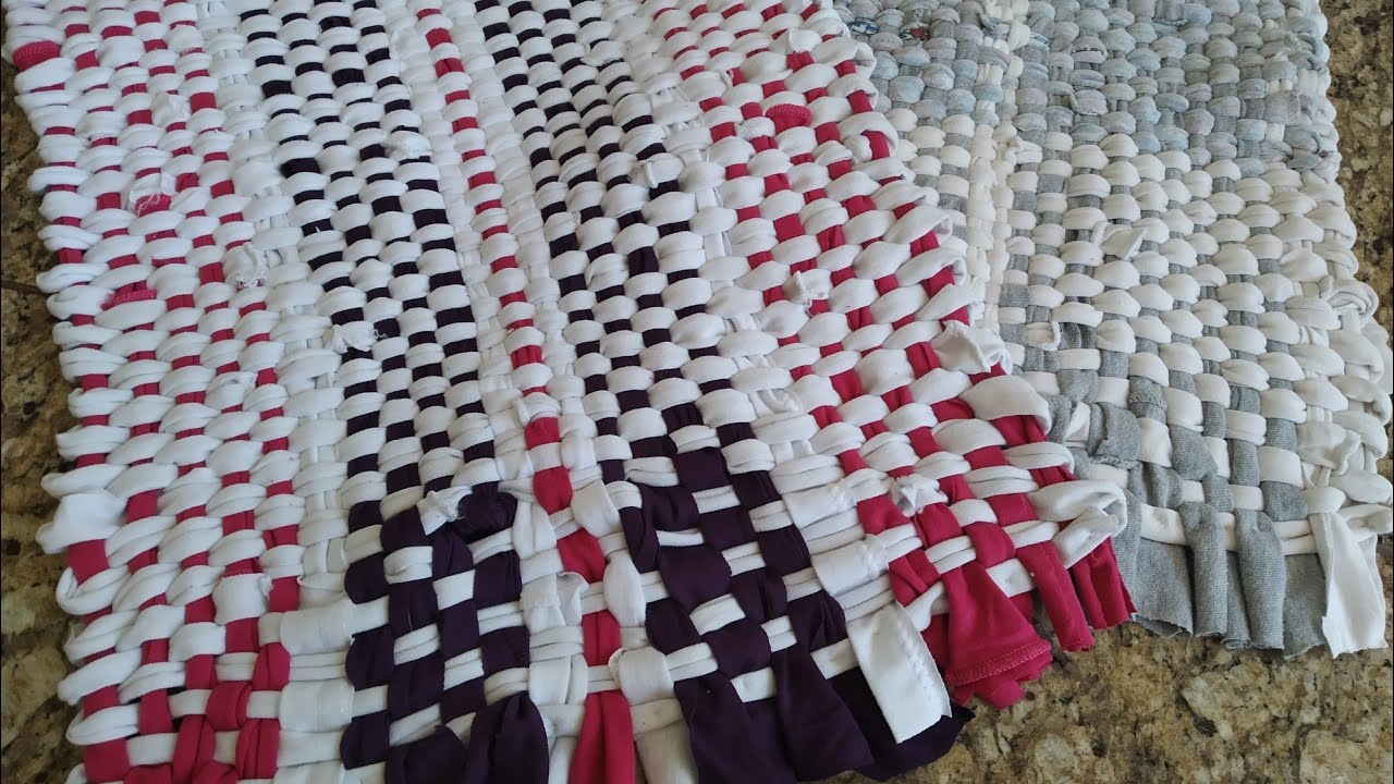 Tapete com retalhos de camisetas e roupas velhas