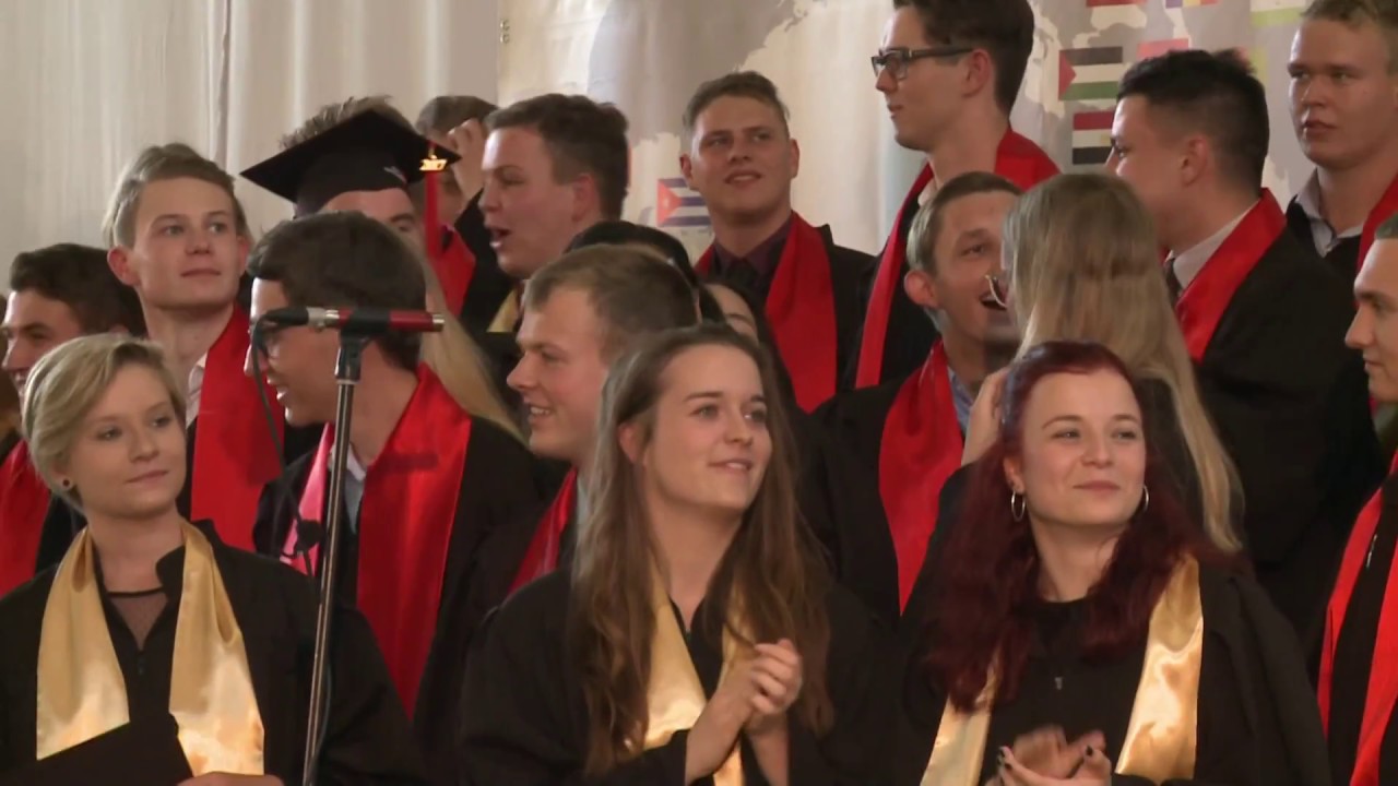 Abiturienten am Campus im Stift Neuzelle werfen ihre H&uuml;te (Originalton)