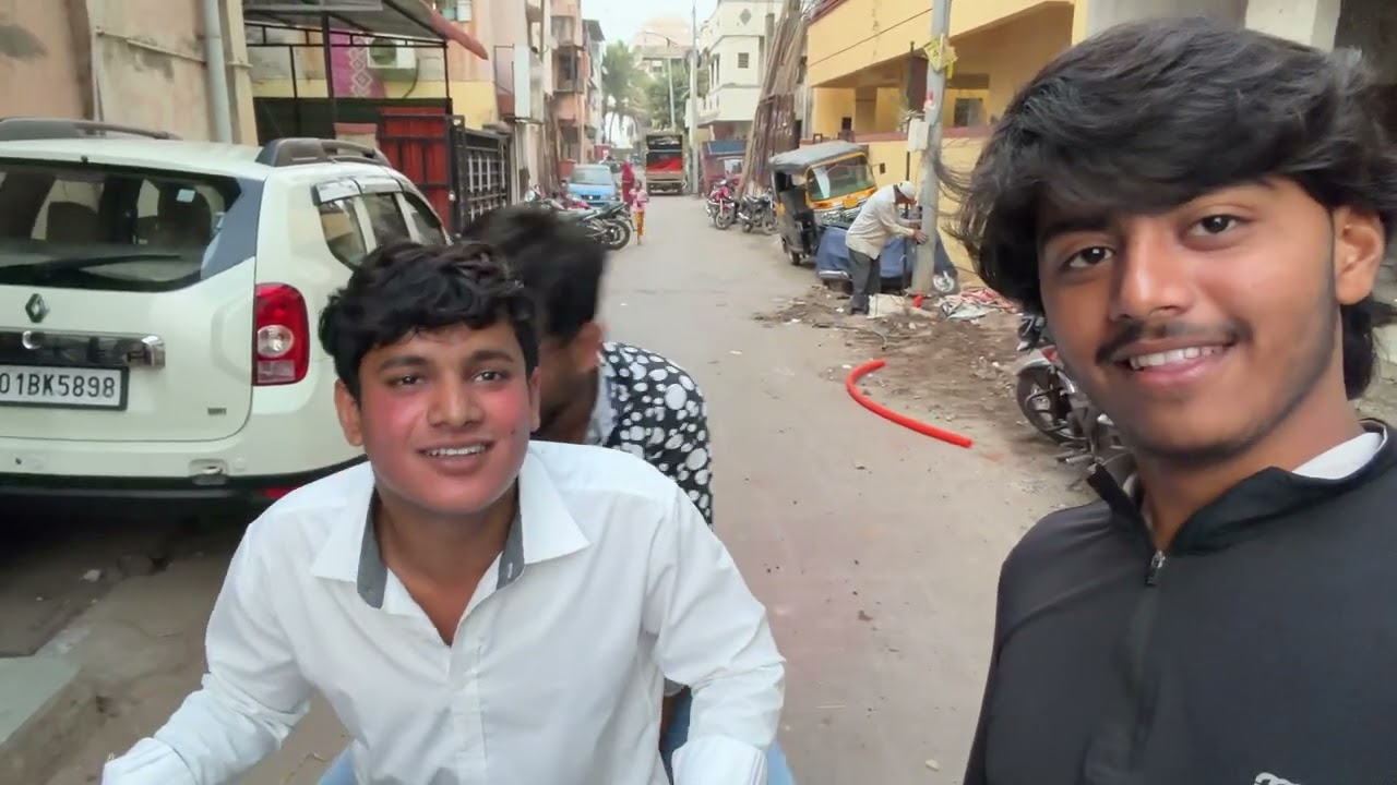 chall bhai pani puri khatee haii 😅
