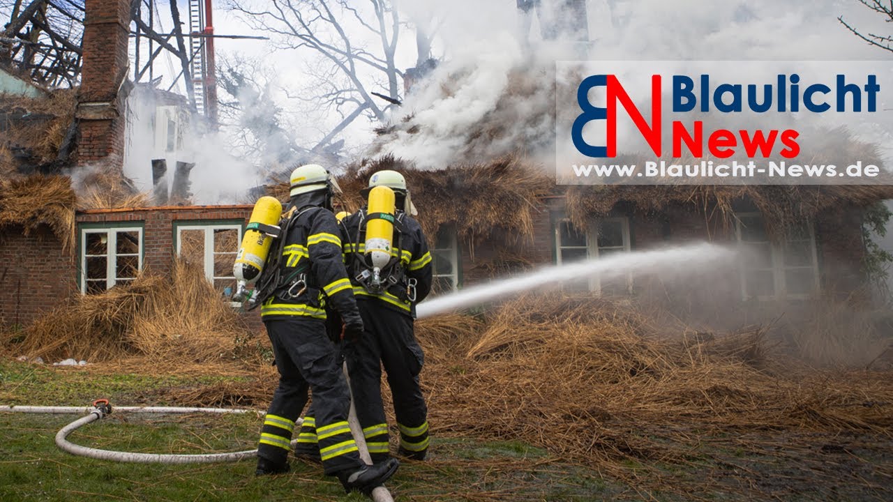 Großeinsatz in Rissen - Reetdachhaus steht in Vollbrand   starke Rauchentwicklung