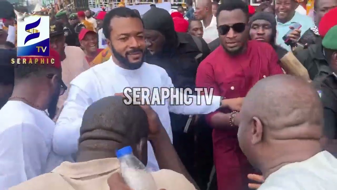The Crowd Couldn’t Let Evang Ebuka Obi Pass At Gov Soludo Inauguration Ceremony