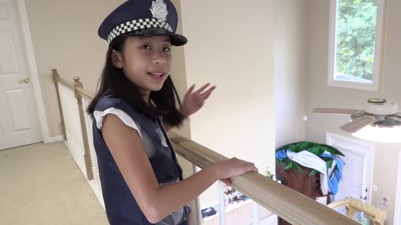 Pretend Play Police Gives Wrong Ticket