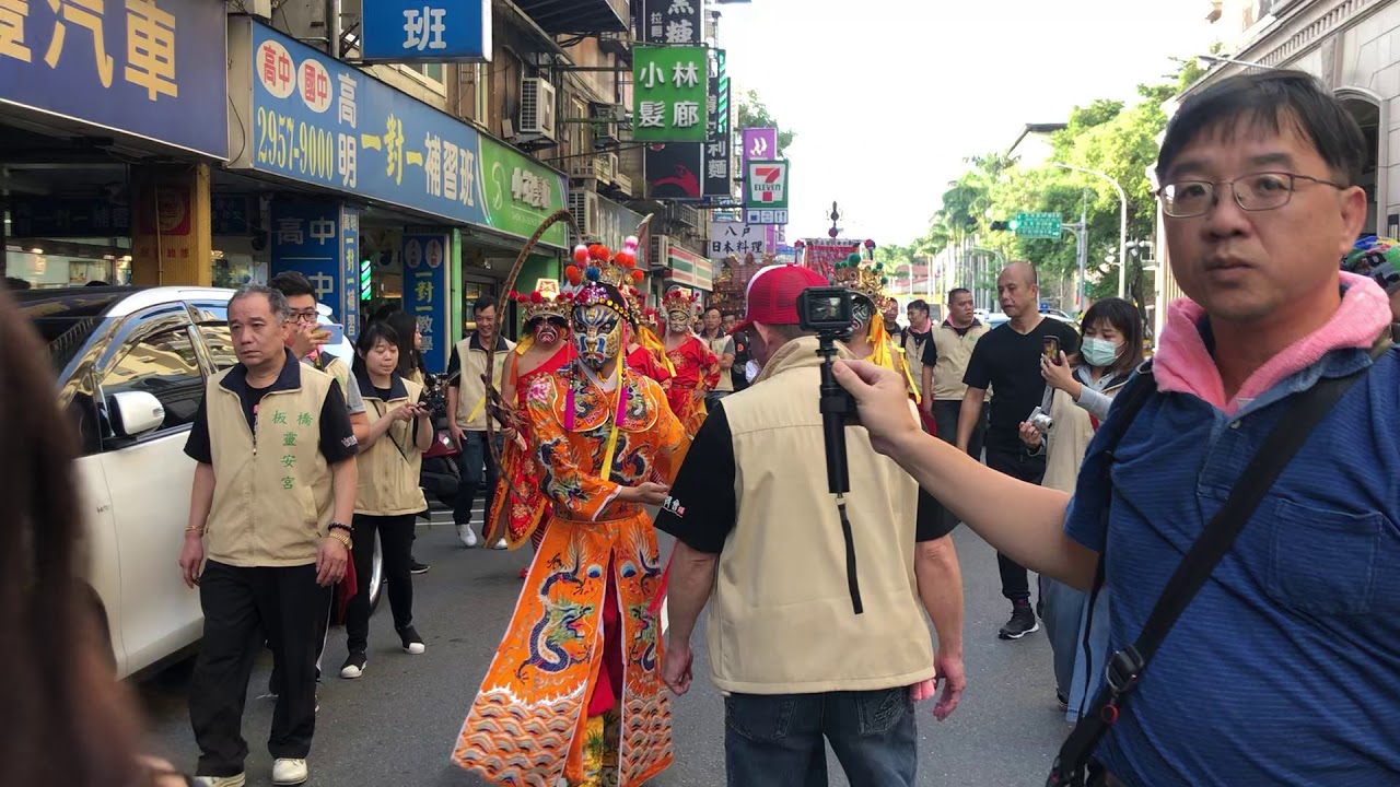 板橋靈安宮八將團引路童子接近將軍，將軍就發起來(108年板橋靈安宮前往艋舺青山宮 恭請 靈安尊王聖駕)