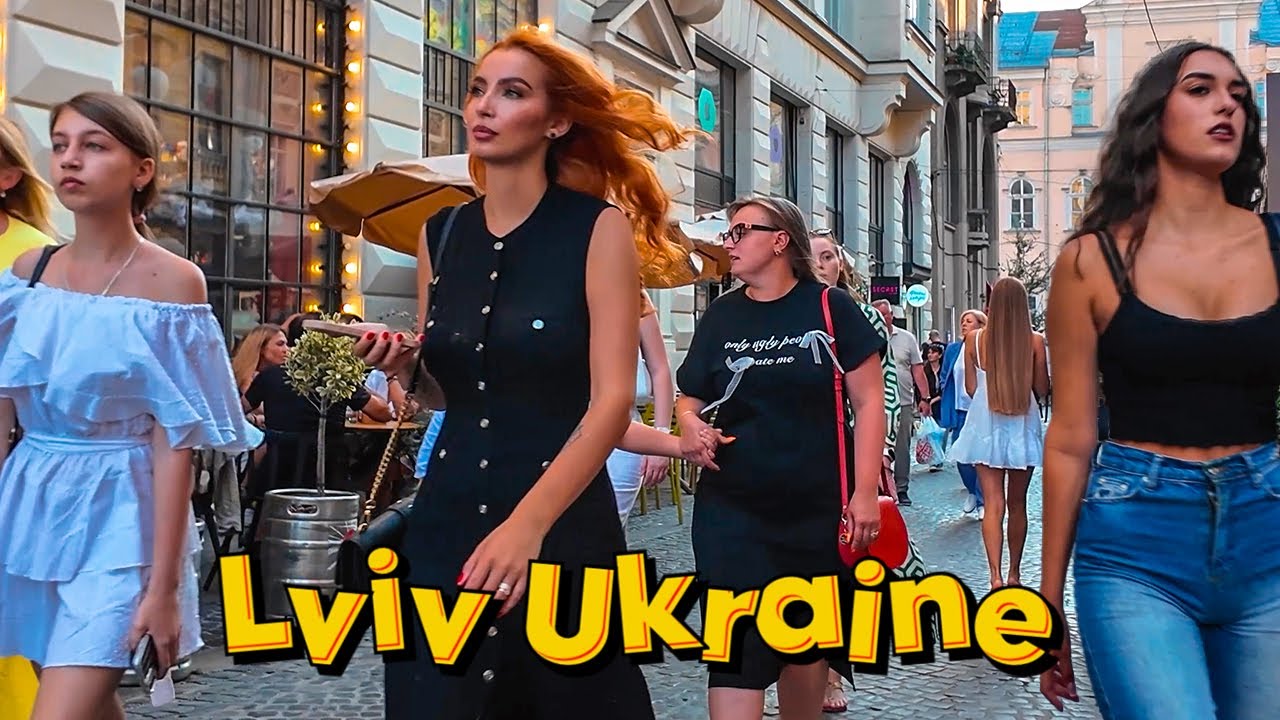 Шок 😱 Під час Тривоги у Львові туристи гуляють, а музиканти грають (4к Віртуальна Подорож)