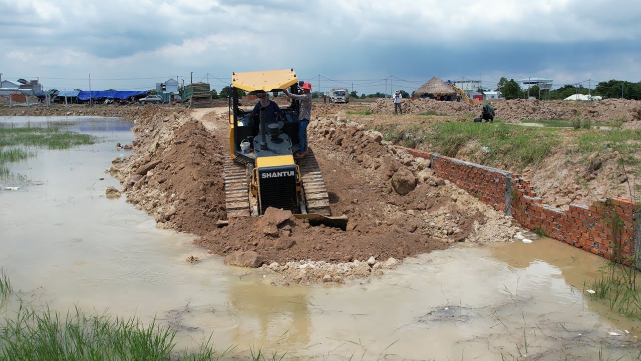 Strong Skill Mini Operator Bulldozer Shantui Push Soil Hold Fence and Dump Truck Unloading Soil