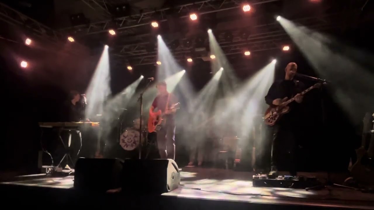 Mercy John “We Don’t Talk Anymore” de Pul Uden