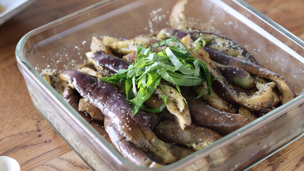 Отличный рецепт летних баклажанов, не требующий огня! 🍆баклажаны с холодной кунжутной пасто