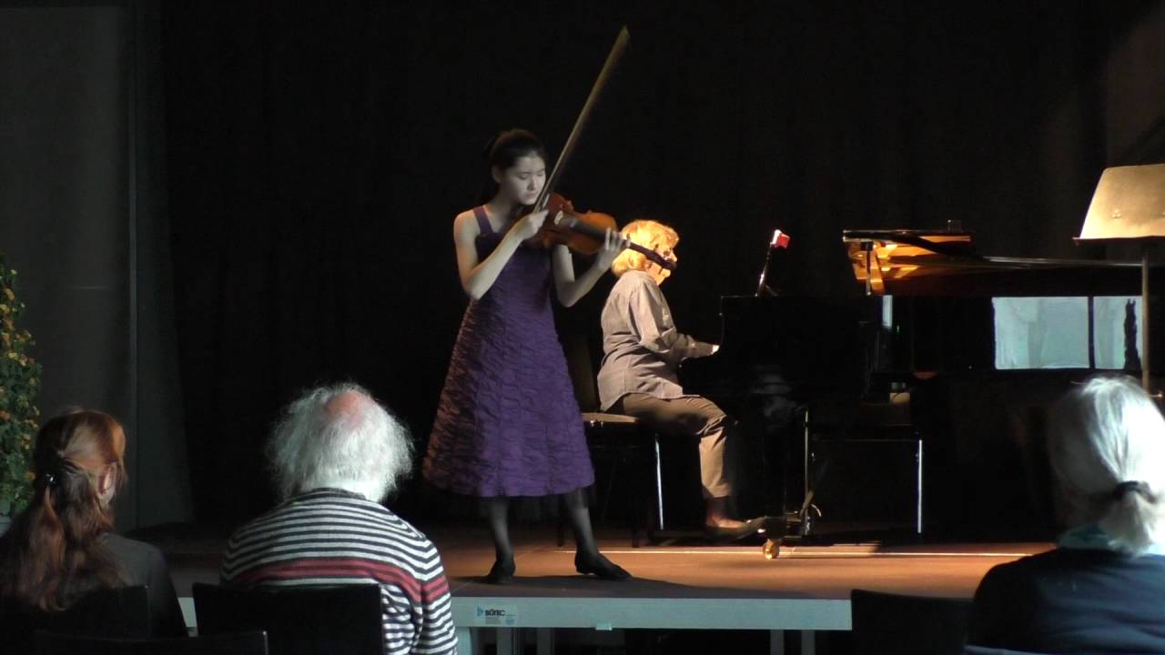 Mone Hattori performs Schostakowitsch violin concerto