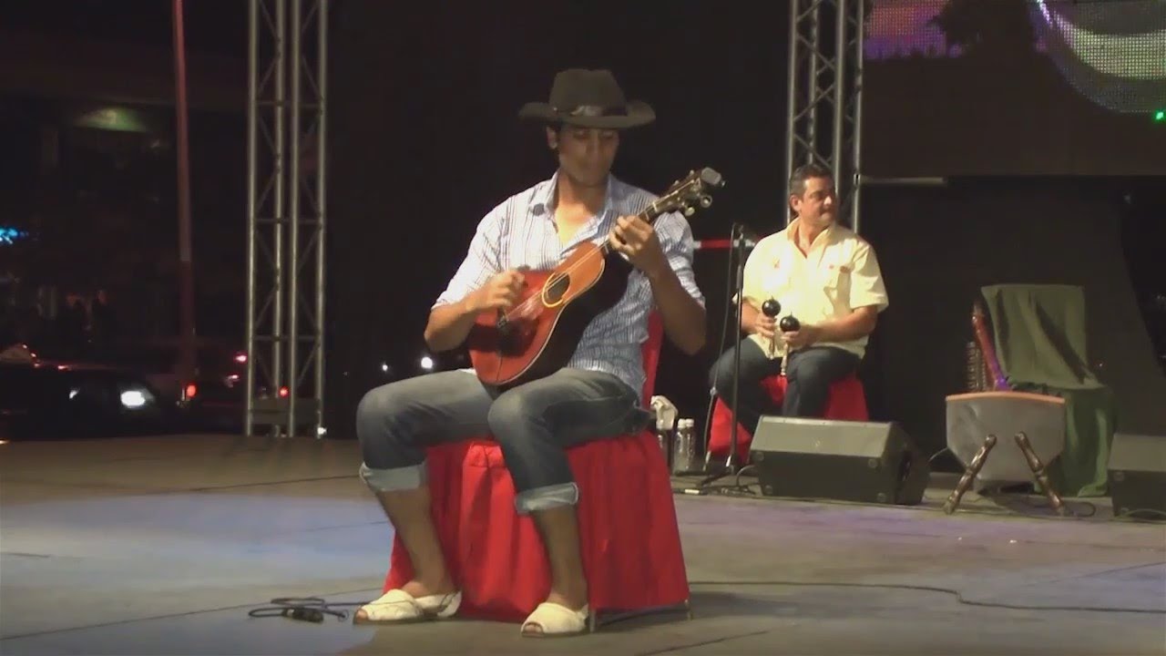 DENNY LOBO EL LOBITO DE LA BANDOLA TOCA SU BANDOLA EN EL FESTIVAL DE BANDOLAS BARINAS