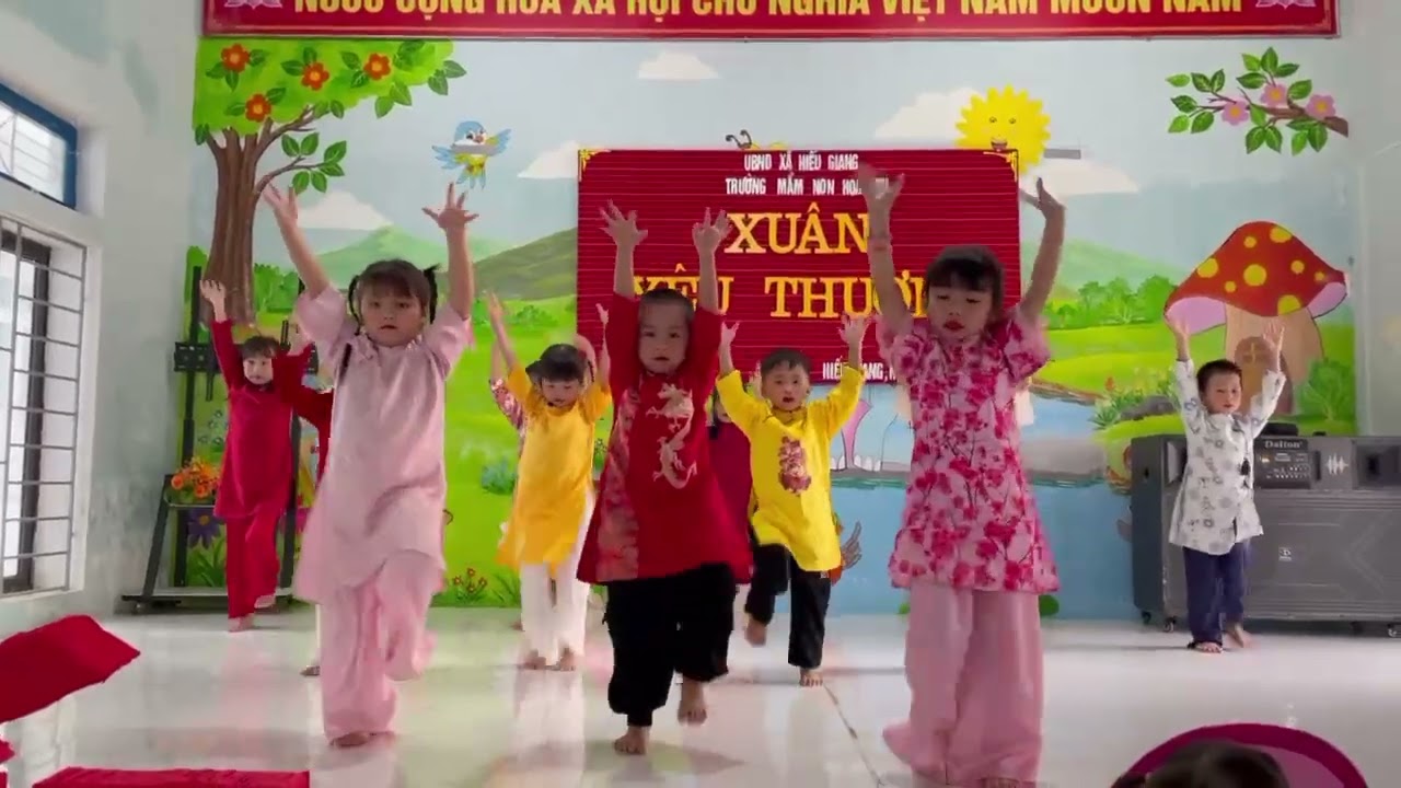 Múa Xuân ơi ở lại chơi