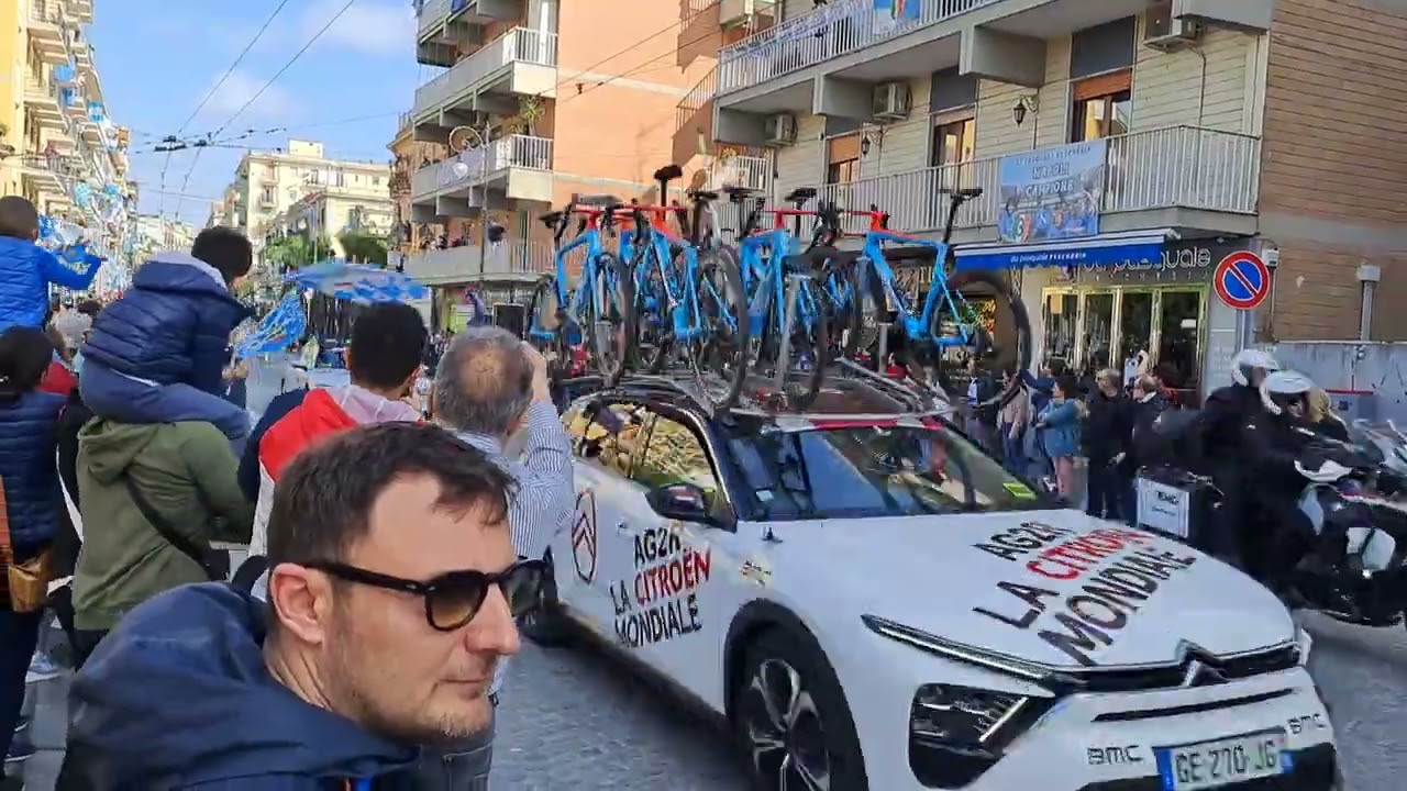 Sesta tappa Giro d'Italia da Napoli a Napoli. Passaggio corso Garibaldi a Portici