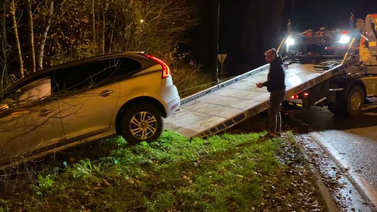 Accident, véhicule loupe un rond point