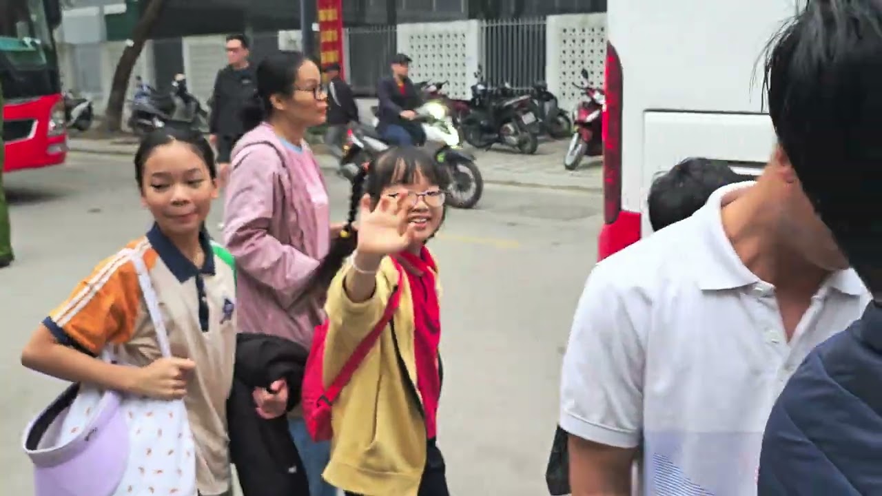 Em BA đi dã ngoại cùng cả lớp !