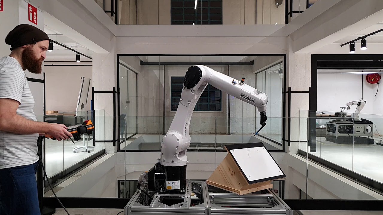 Drawing with a KUKA KR10 - Time lapse