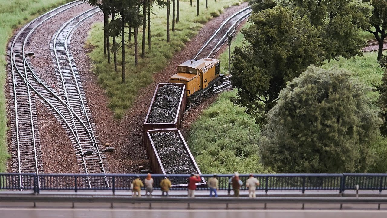 H0 Neustadt Anlage - Personen- und Güterzugfahrten plus Rangierfahrt in das Bahnbetriebswerk Teil 1