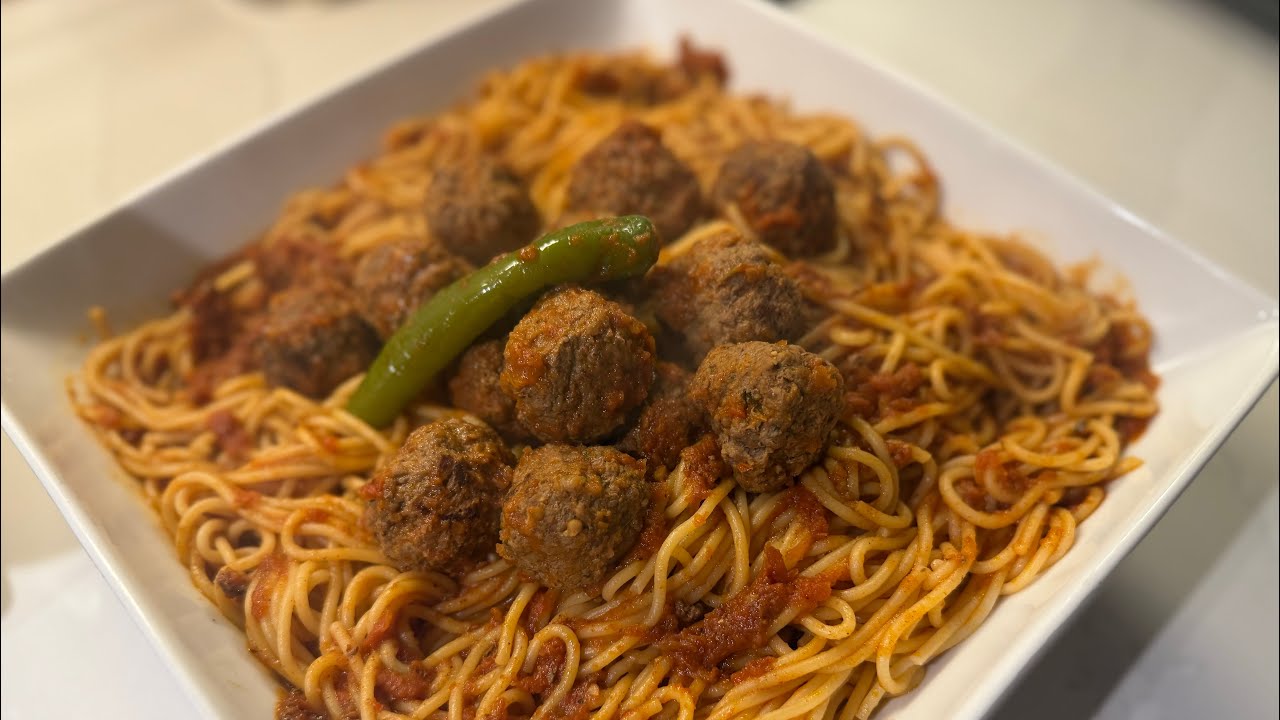 لو مستعجلة وحابة تطبخي اكلة سريعة ولذيذة جربي الوصفة مكرونة بالكفتة او بالدمعة 👌🏻😋