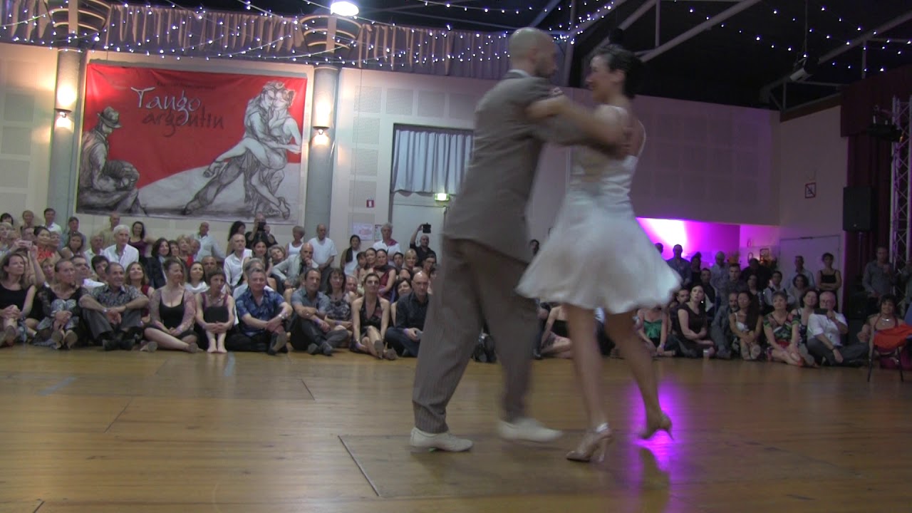 Maria Belen et Santiago dansent une parodie de  tango