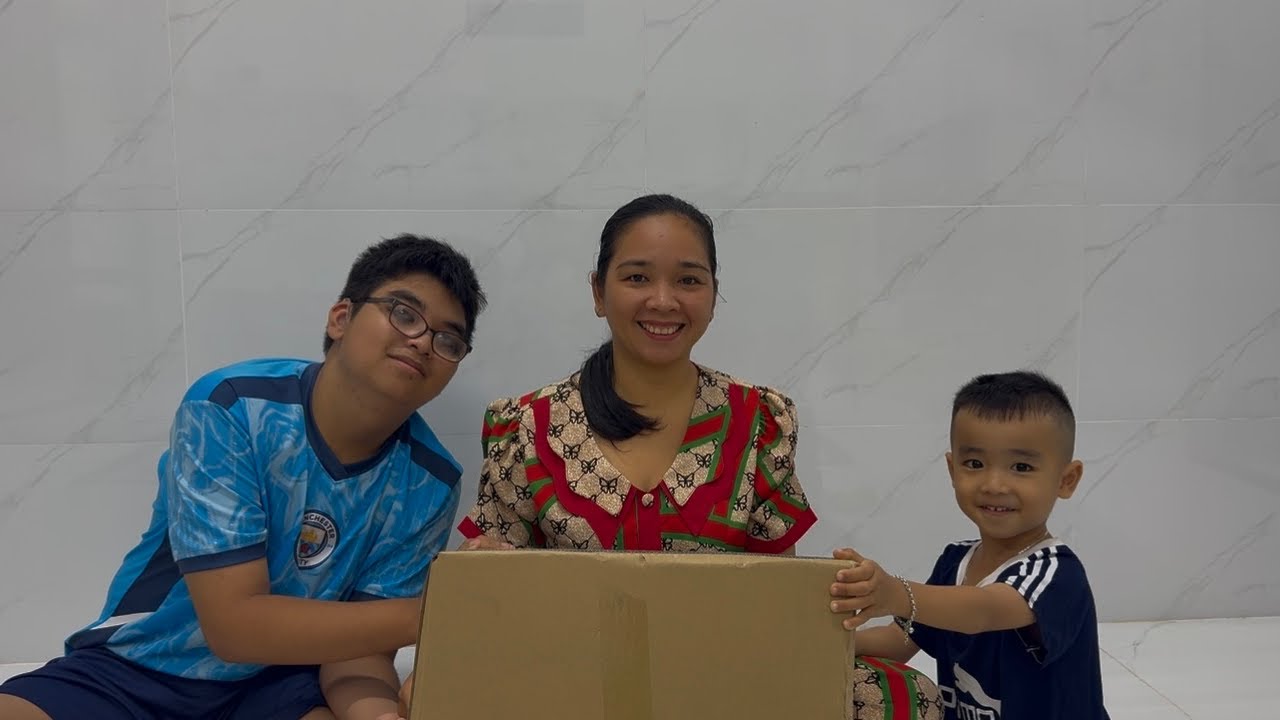 Bất Ngờ Cô ‘HỒNG’ ở Mỹ Gởi Tặng Cho Gia Đình Thùng Quà Lớn 