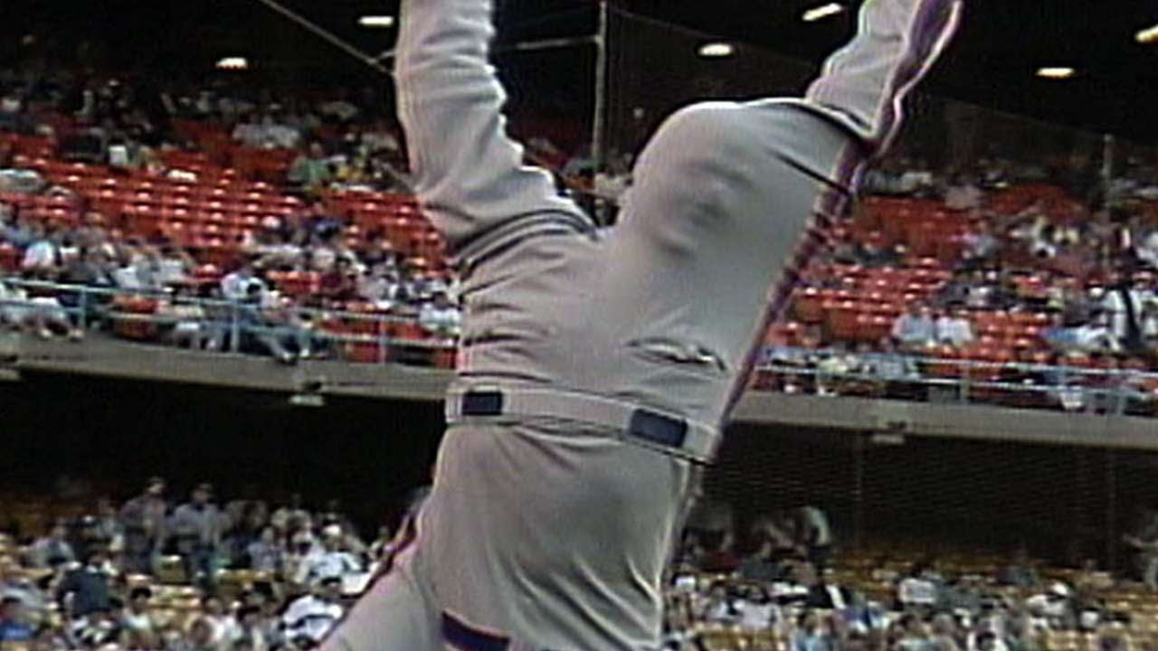 NYM@LAD: McDowell wears his uniform upside down