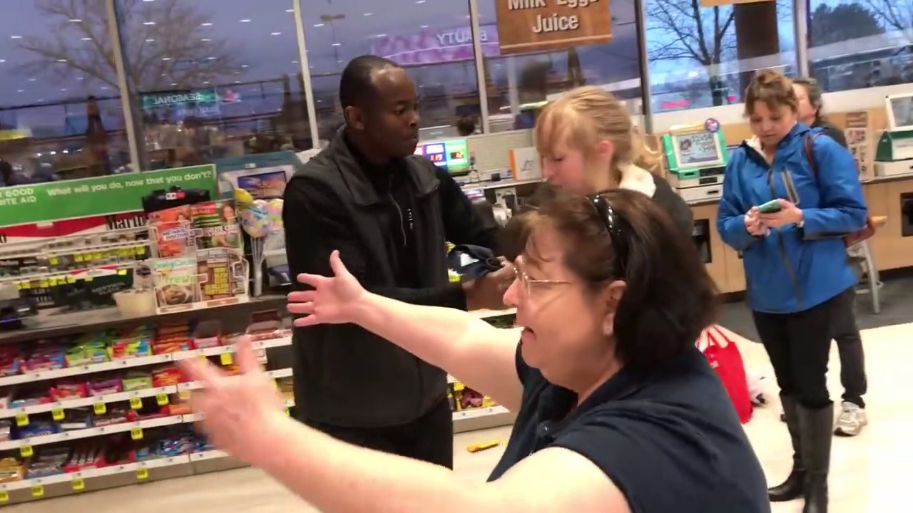 Surprise en train de voler un magasin elle se bat avec le vigile !