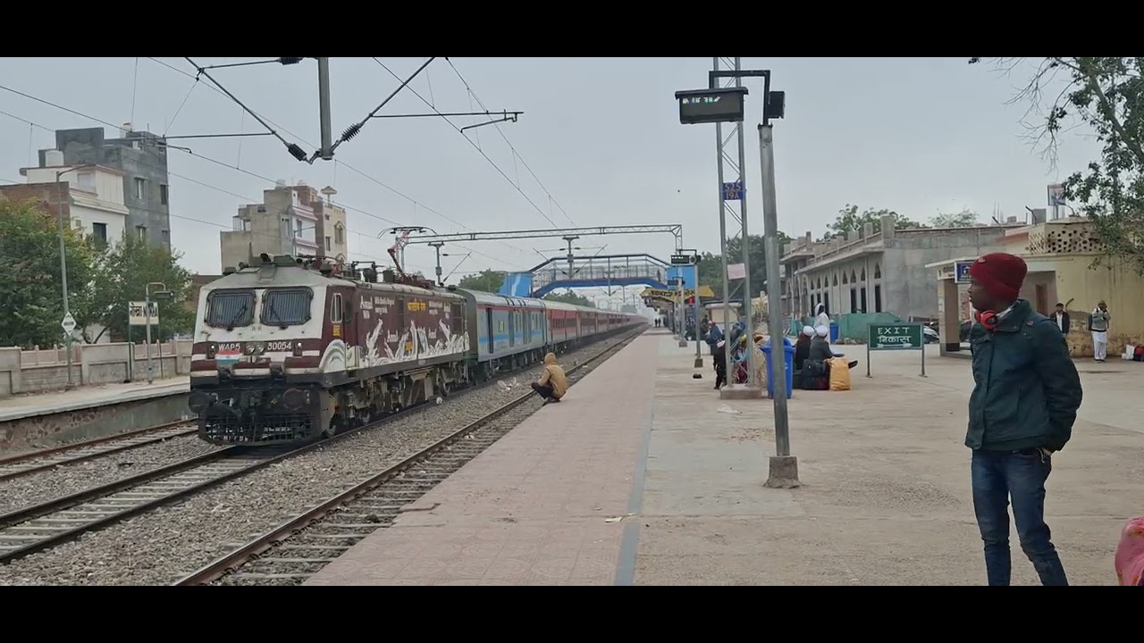 Speed action of wap 5 Amul livery with bandra-bikaner weekly Express