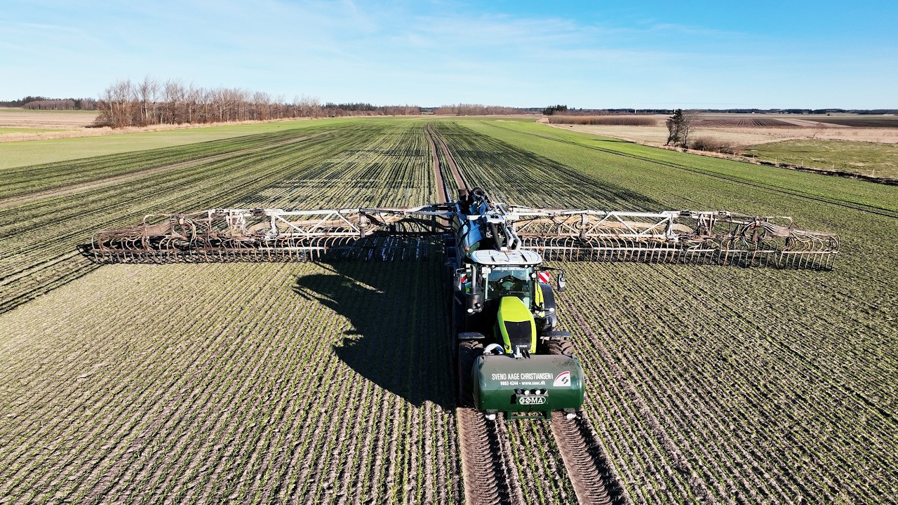 Claas Axion 960 with GØMA GG25 & 36-meter Wide Boom laying manure | Big Farming