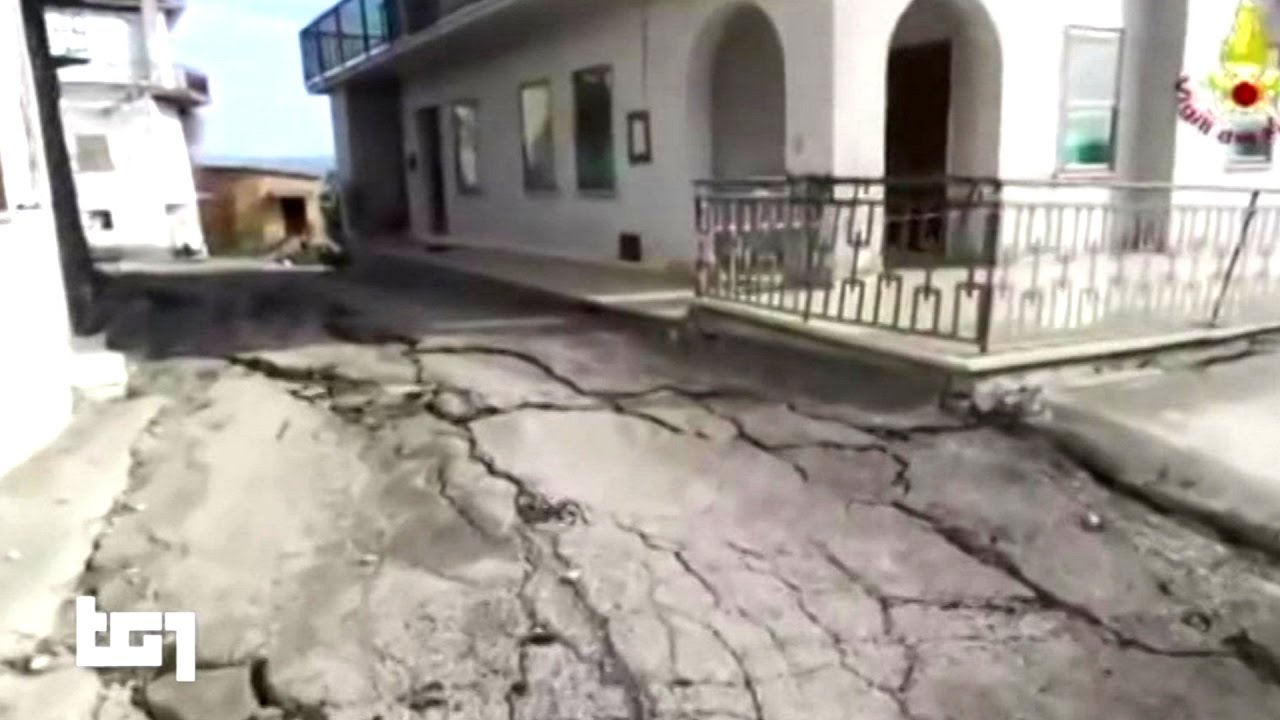 PONZANO TERAMO FRANA ENORME IL PAESE SCIVOLA