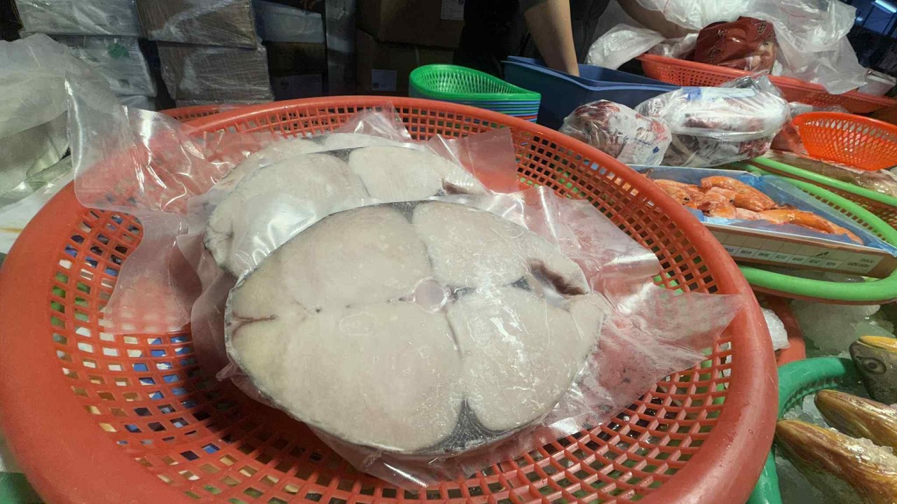 史上最巨土魠魚片賣外面一半以下價格 15箱搶光光 安南果菜市場 怡安路二段102號 士官長海鮮叫賣 海鮮叫賣 海鮮拍賣 叫賣哥 seafood auction 0212