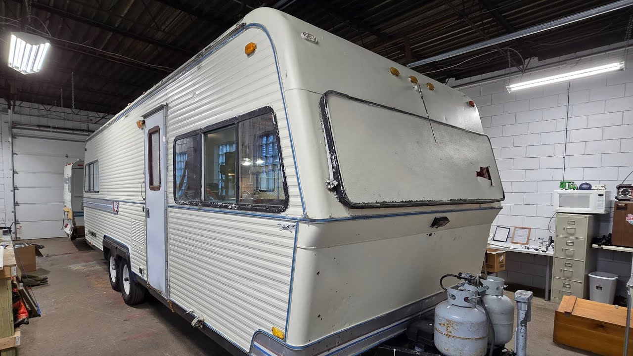 ПРОДАЕТСЯ - 26-футовый кемпер Holiday Rambler 1977 года выпуска - 2650 долларов США