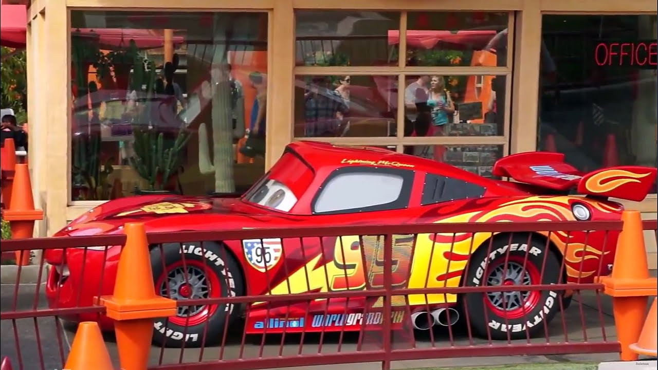 Disney Cars Land Red the Firetruck and Lightning McQueen Switching  at Cozy Cone Motel