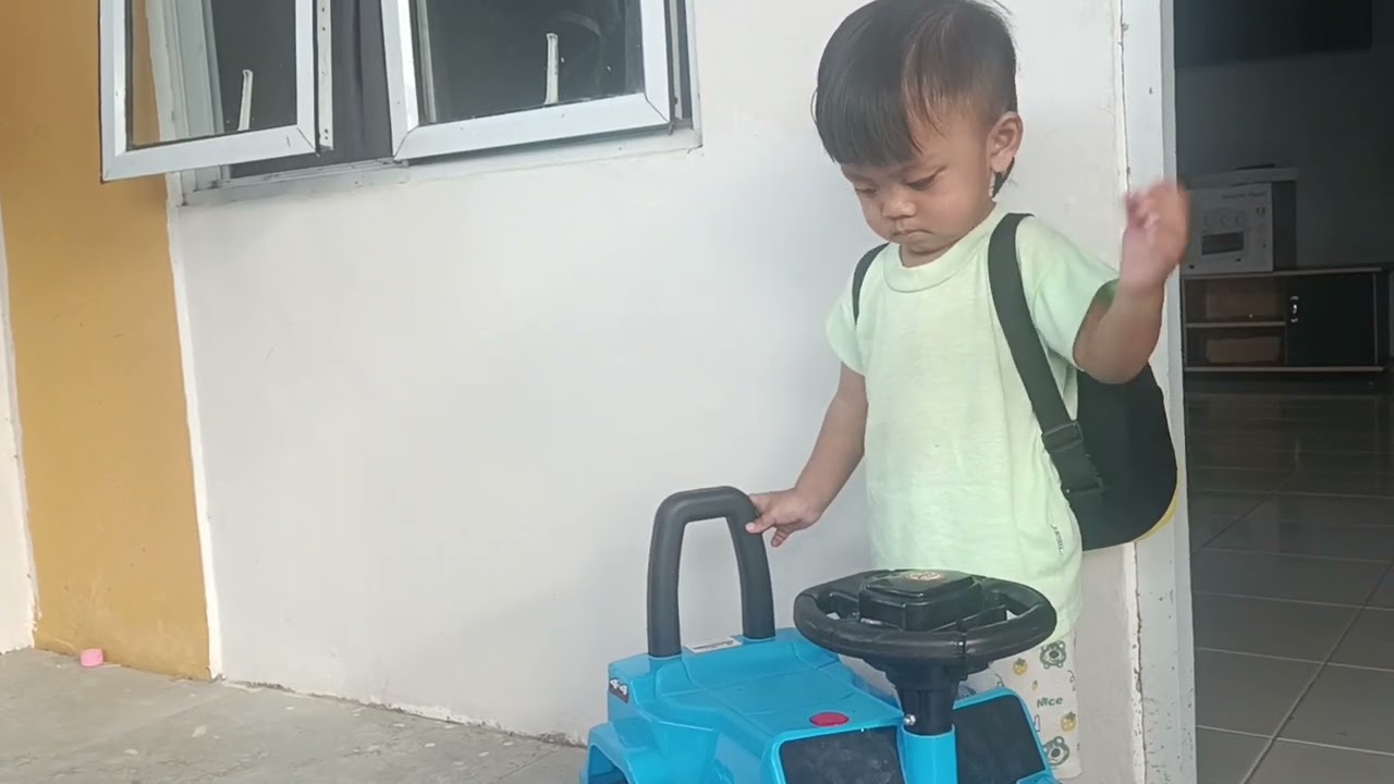 Farel lagi main mobil mobilan 