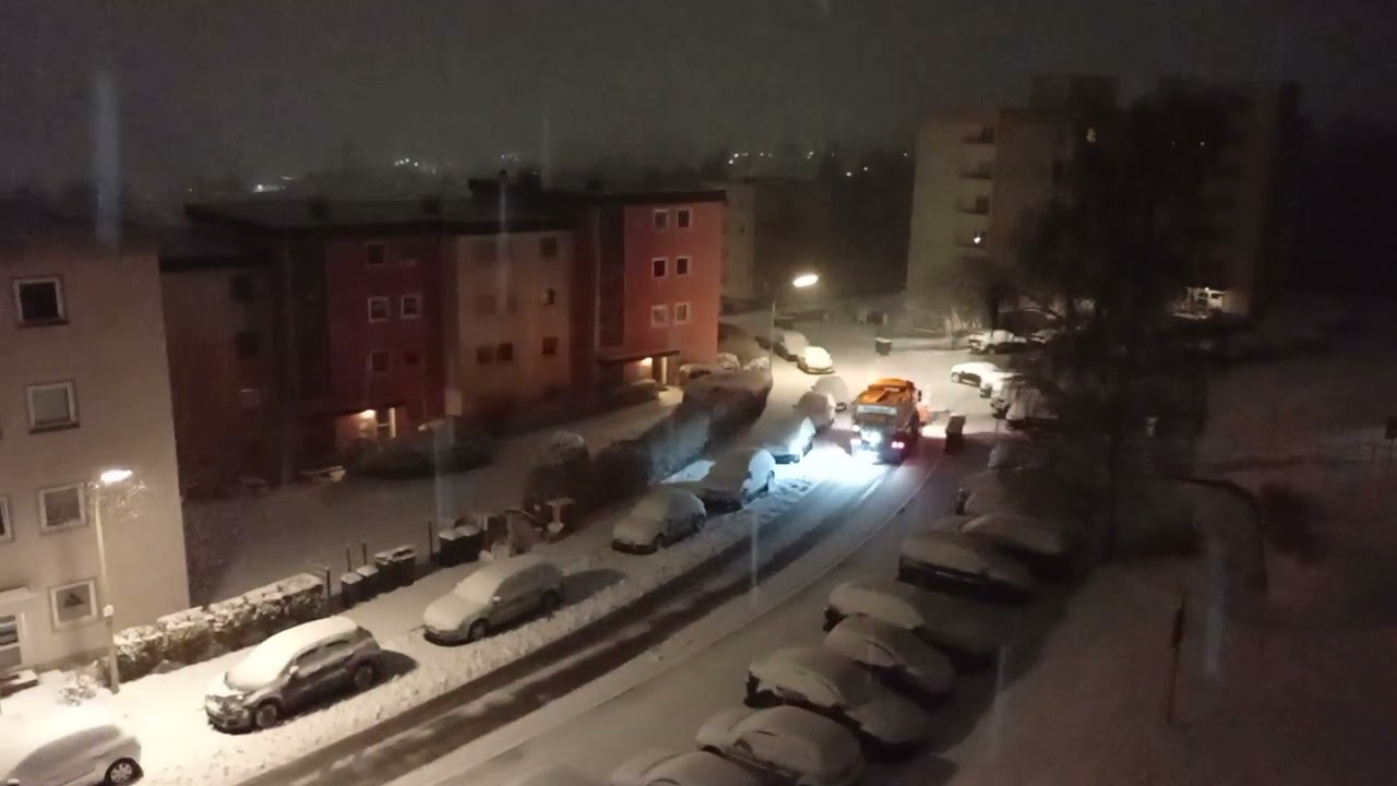 16.2.2026. Schneeschauer heute morgen in Meschede und Schneeschieber räumt den Schnee weg!🌨️