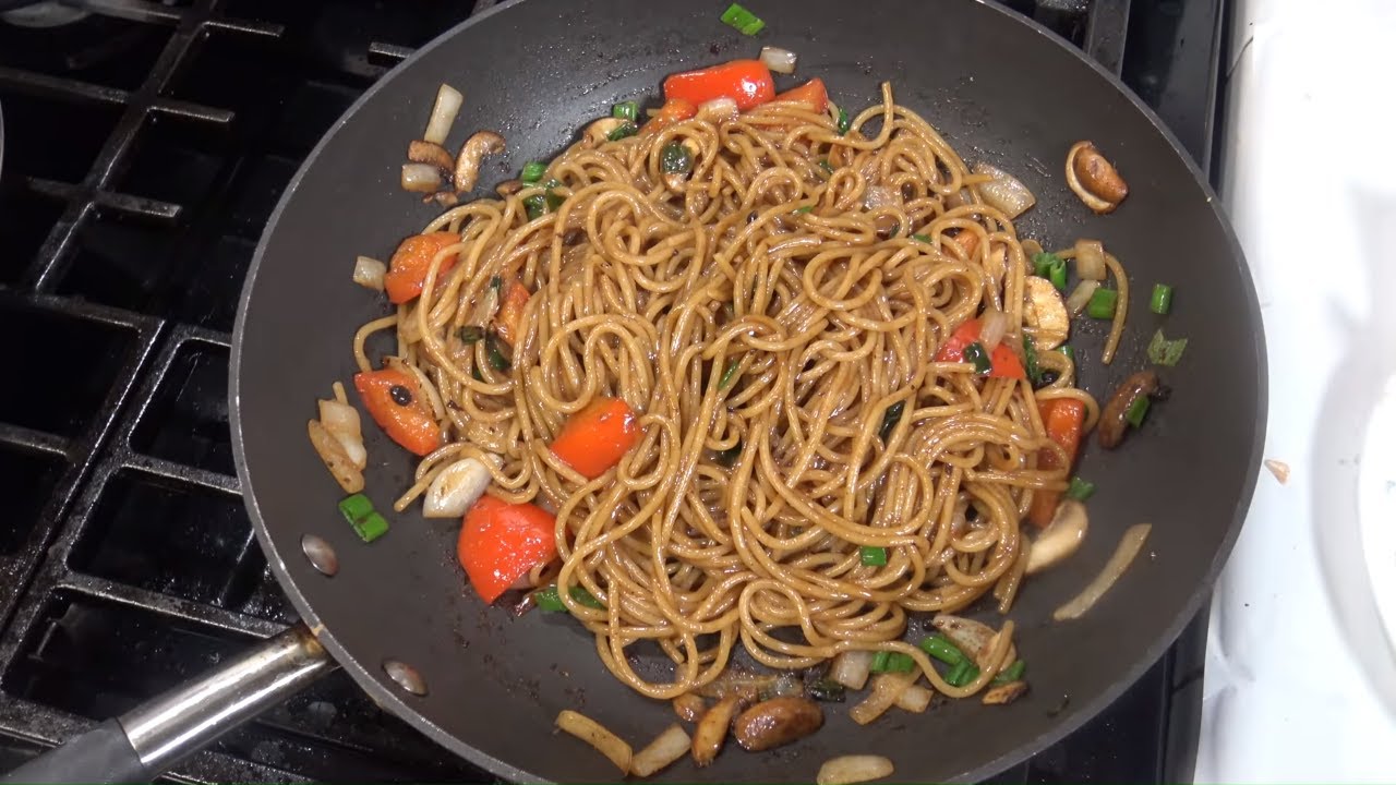 Fideos chinos con tofu y vegetales. Comida China.