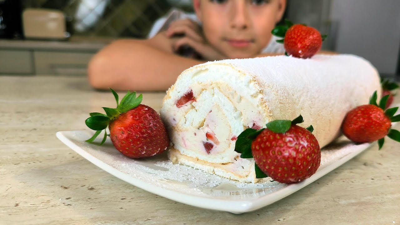 Oduševljeni smo... Rolat s jagodama mascarpone sirom i beze biskvitom.
