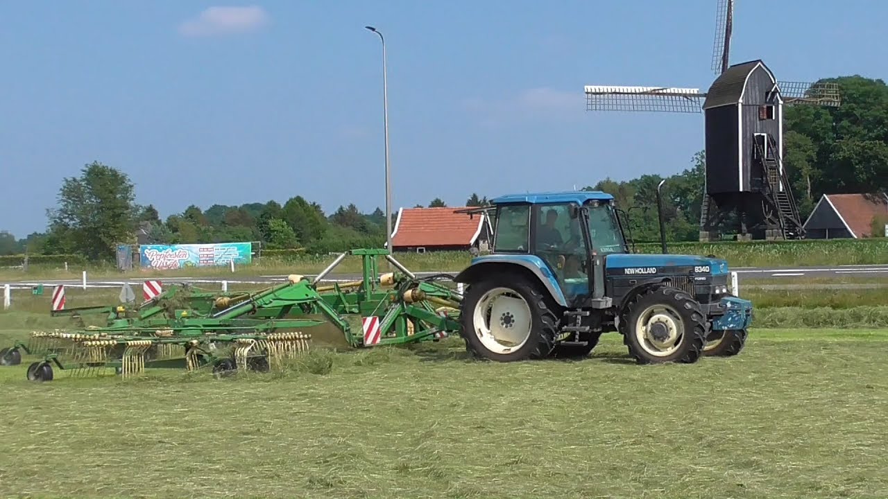 Gras harken bij melkveebedrijf Pasman-Aalpol