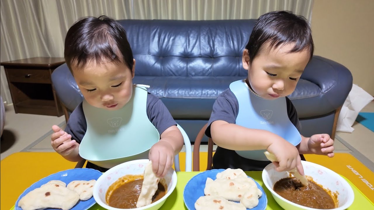 自分で作ったナンでおうちインドカレーを楽しむ2歳双子