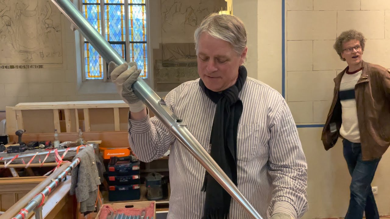 Kristian Wegscheider in Alt-Pankow, die ersten Prospektpfeifen werden eingesetzt, 26. März 2021.
