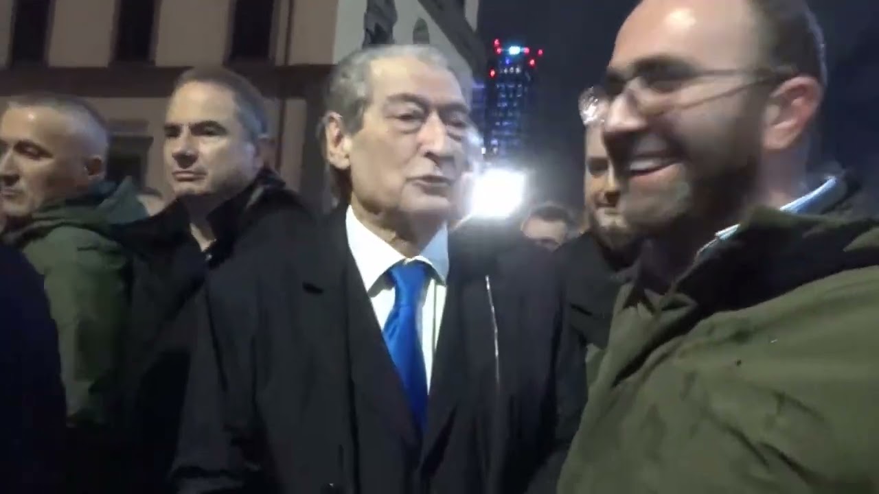Tv Klan - 3 orë protesta e opozitës, hidhen molotovë e gaz lotsjellës