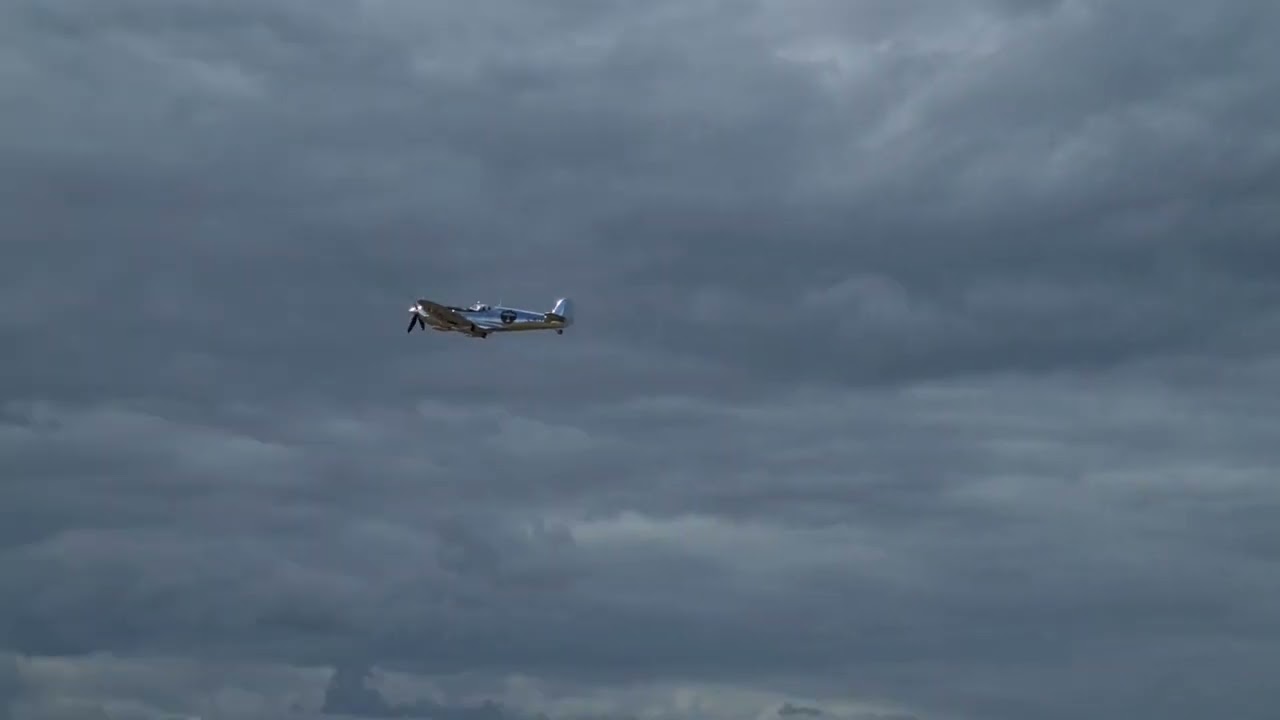 Spitfire MK.IX 1943 - Low fly by - DANISH AIRSHOW 2022