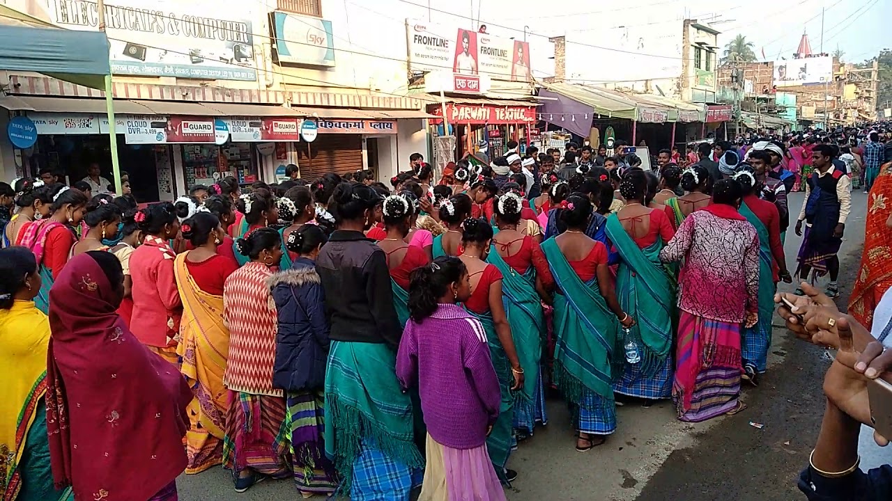 Sahibganj Sohrai Dance on Road 13/01/2019