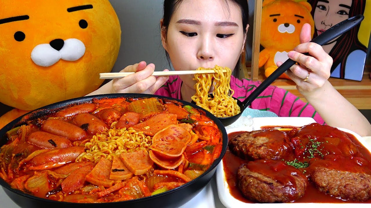 Budaejjigae с лапшой рамюн и гамбургским стейком Мок-Бэнг едят звук