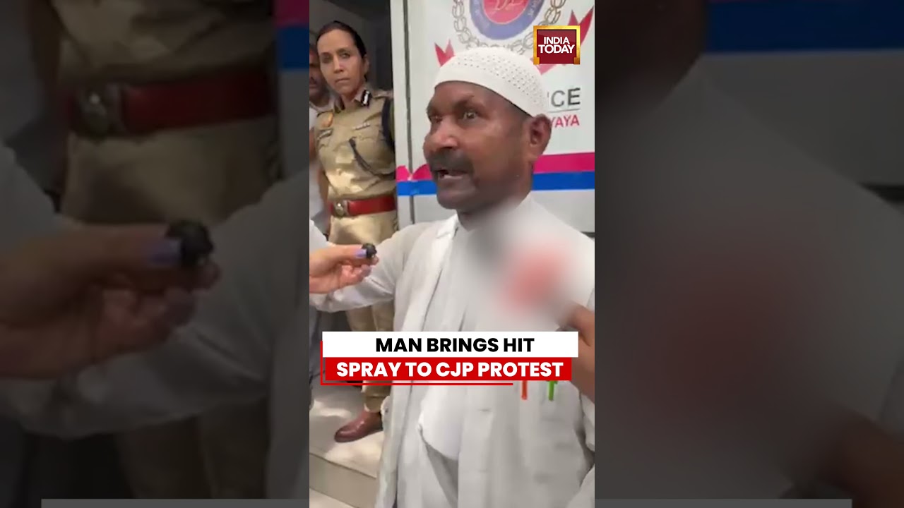 COCKROACH JANTA PARTY | Man Carrying HIT Spray Removed From CJP Protest At Jantar Mantar #cjp
