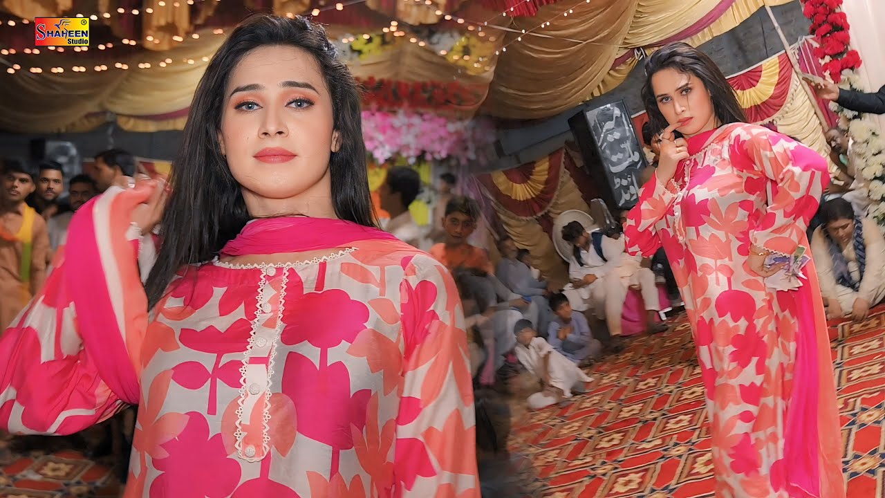 Tukur Tukur Dekhte Ho Kya, Madam Chand Romantic Dance Performance