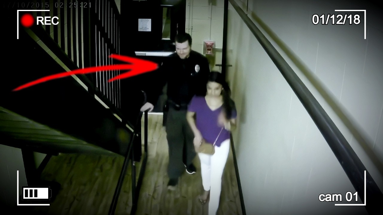 Žena Si Neuvědomuje, Že Ji Sleduje Vrah