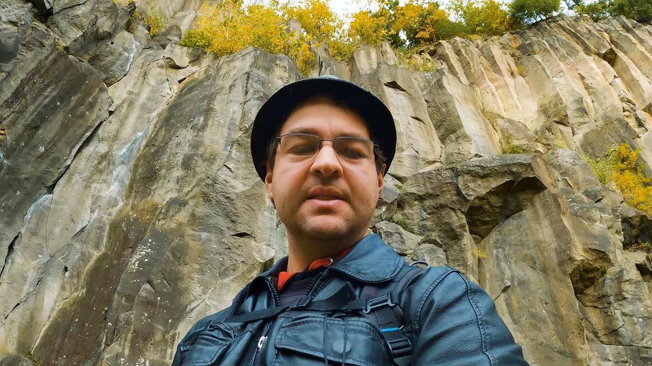 40 Meter hohe Vulkan Basaltwand in der Kraterflanke Bellerberg | Ettringer Lay in der Vulkaneifel