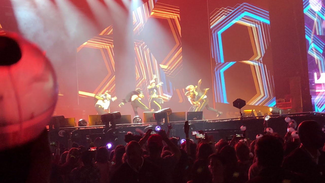 BTS - Idol [Live]