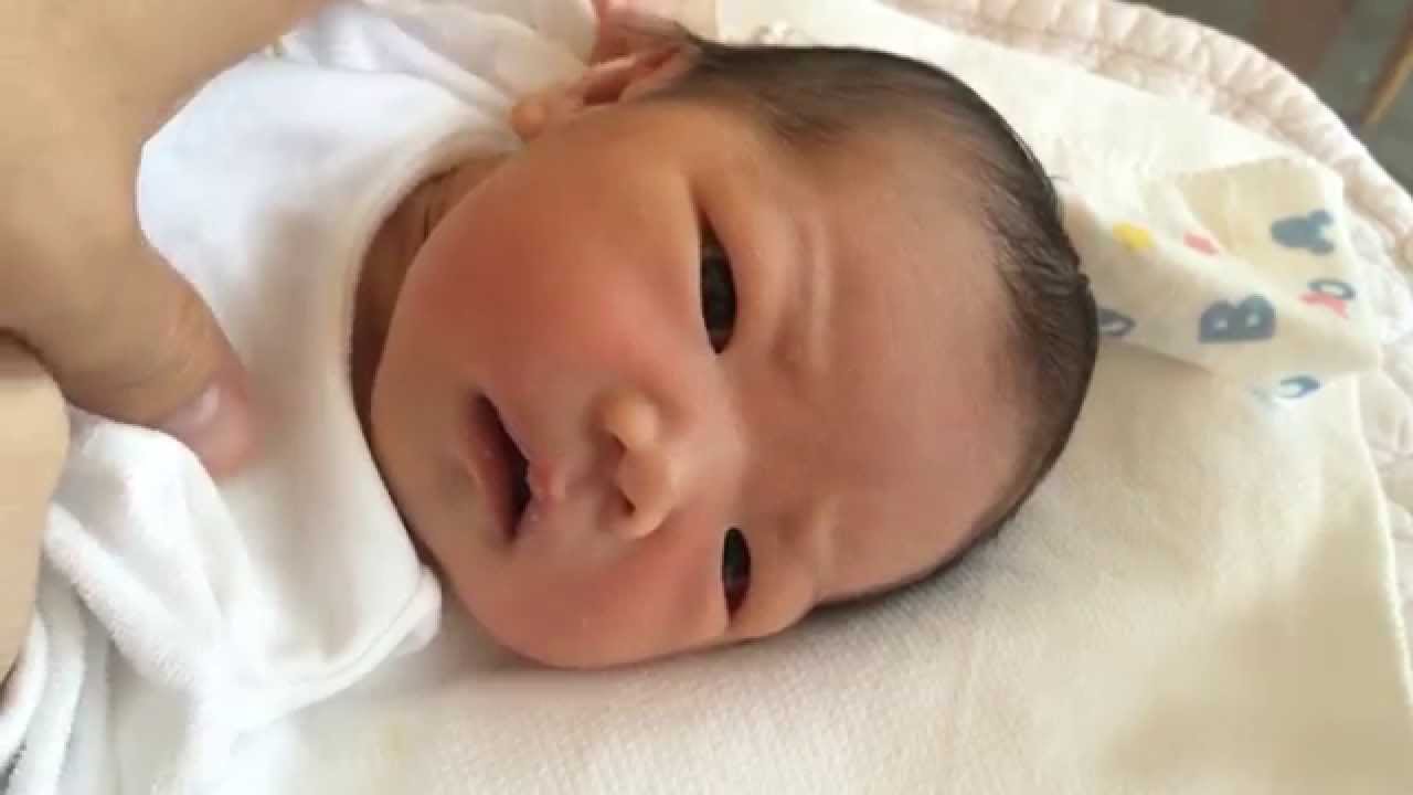 【癒し】生後1日の赤ちゃん。ほっぺをなでなでしたら泣き止んだ　Baby after birth the 1st
